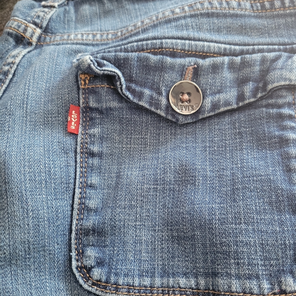 Levi's capris - Picture 2 of 4
